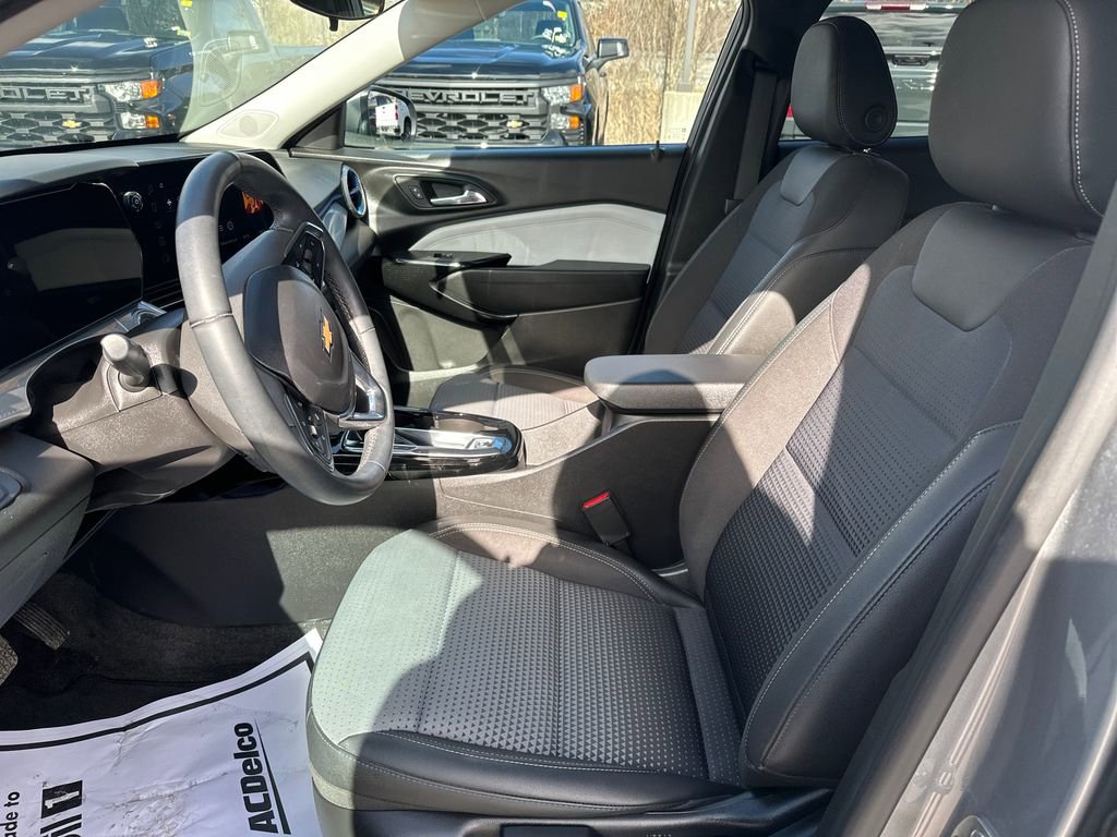 Used 2024 Chevrolet Trax LT w/ Driver Confidence Package image 9