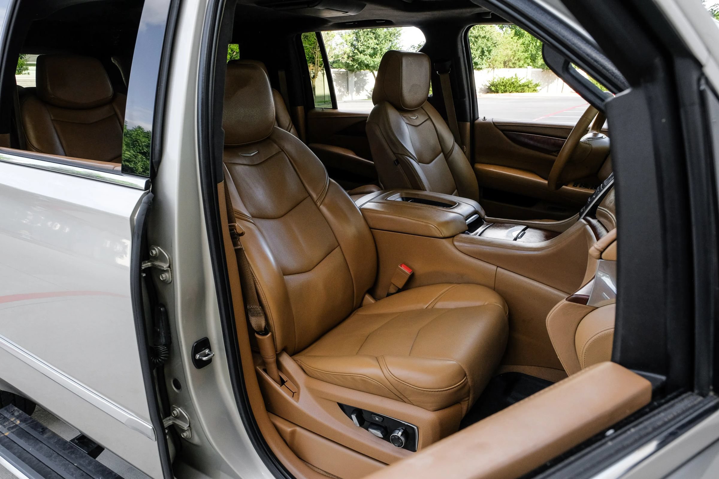 Used 2017 Cadillac Escalade ESV Platinum AWD/4WD image 34