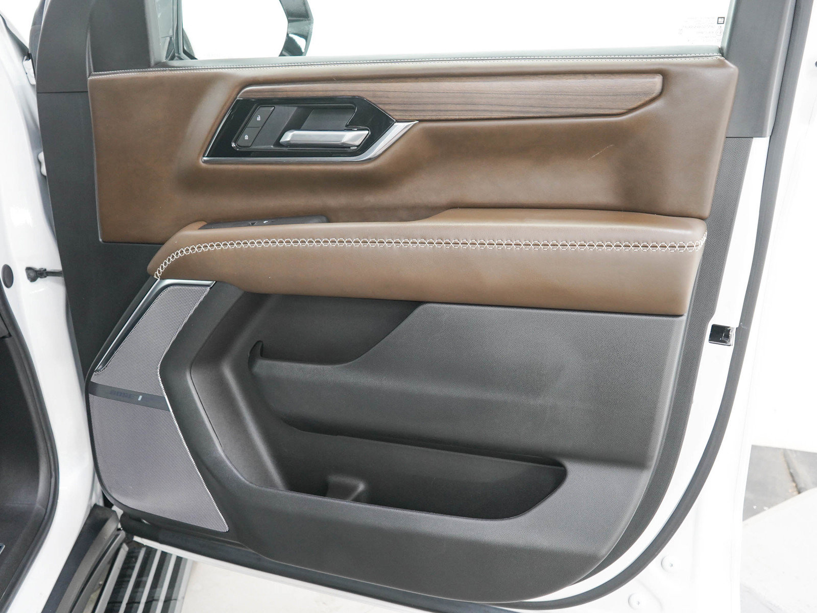 Used 2025 GMC Yukon Denali Ultimate AWD/4WD image 12