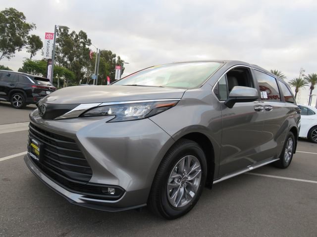 Certified 2026 Toyota Sienna XLE image 3