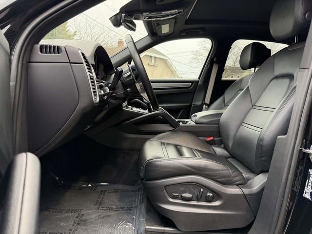 Certified 2023 Porsche Cayenne Platinum Edition image 4