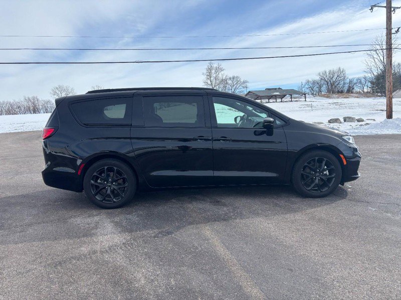 Used 2025 Chrysler Pacifica Limited image 6