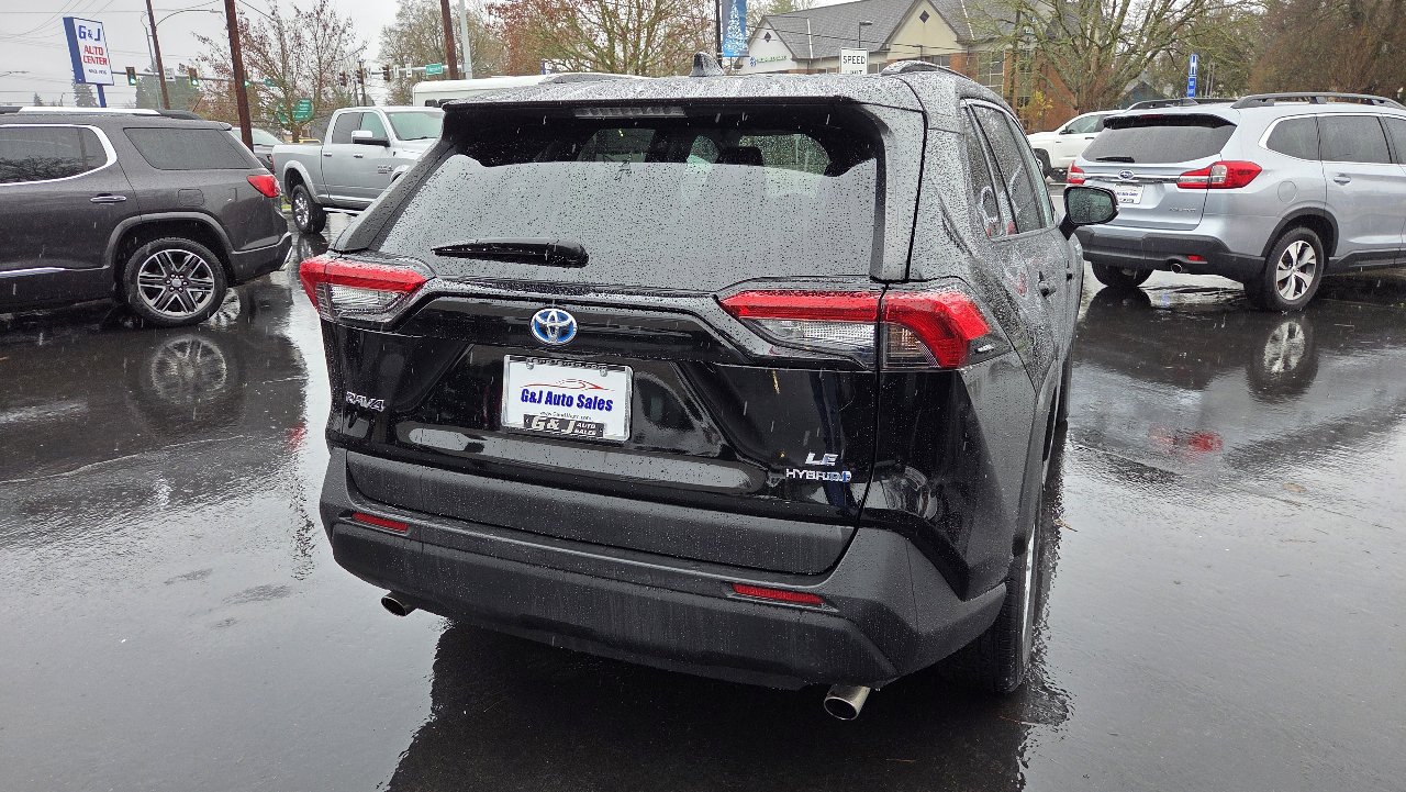 Used 2021 Toyota RAV4 LE image 9