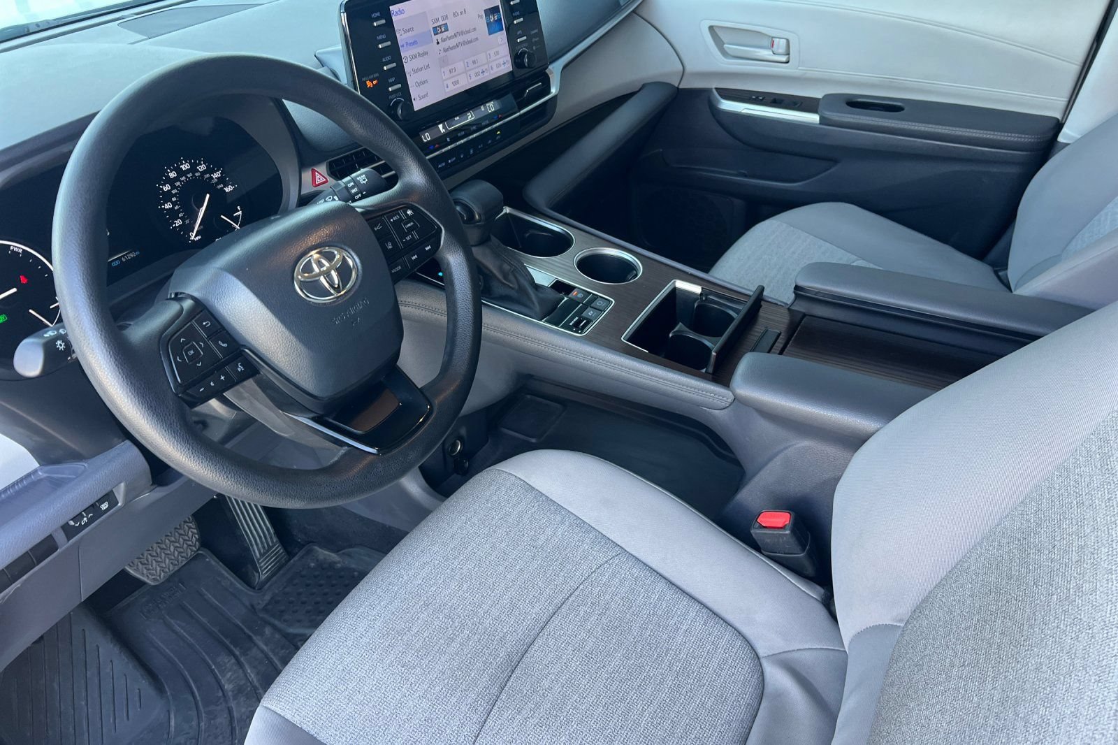 Used 2024 Toyota Sienna LE AWD/4WD image 10