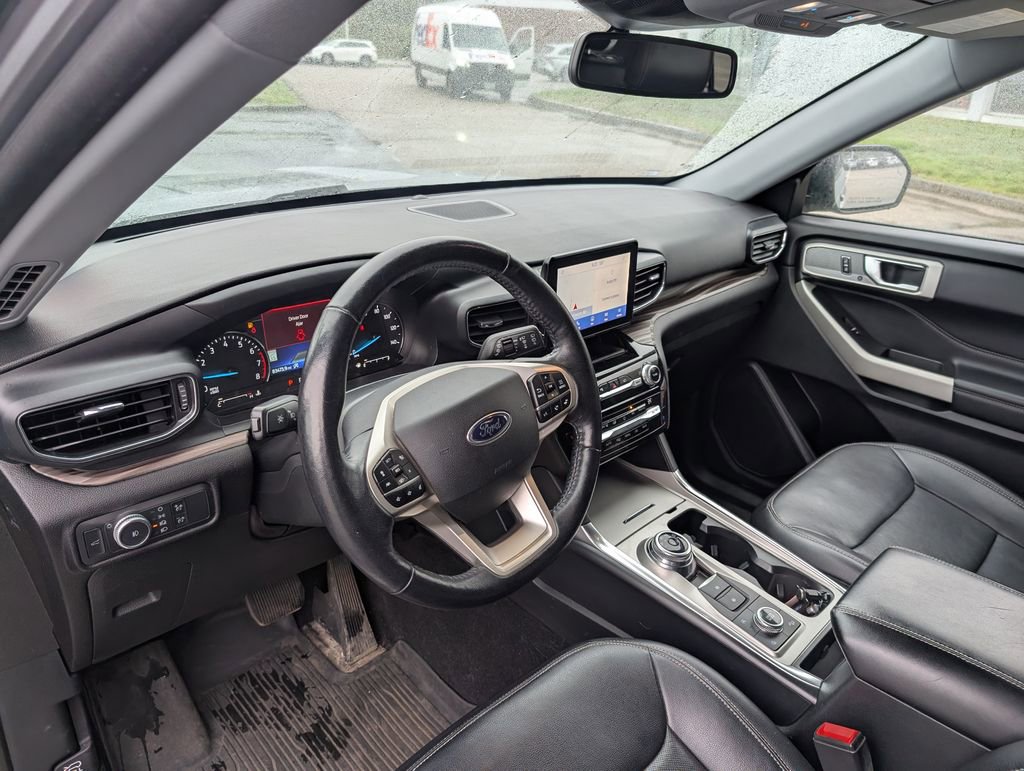 Used 2021 Ford Explorer Limited w/ Equipment Group 301A AWD/4WD image 18