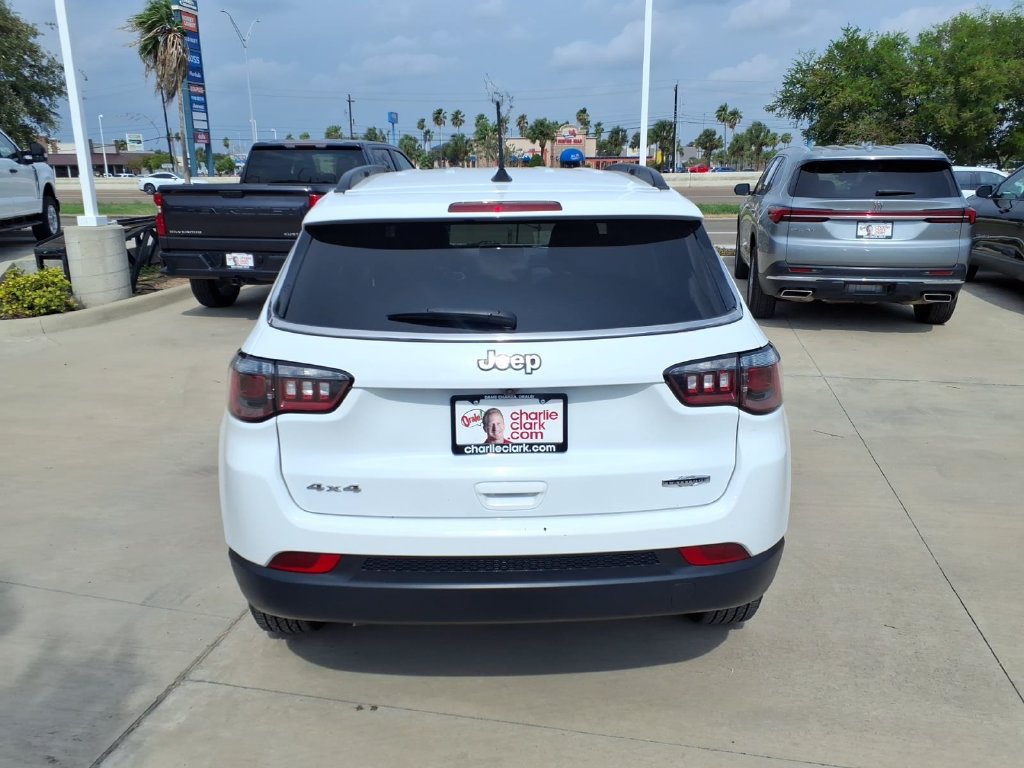 Used 2025 Jeep Compass Latitude AWD/4WD image 4