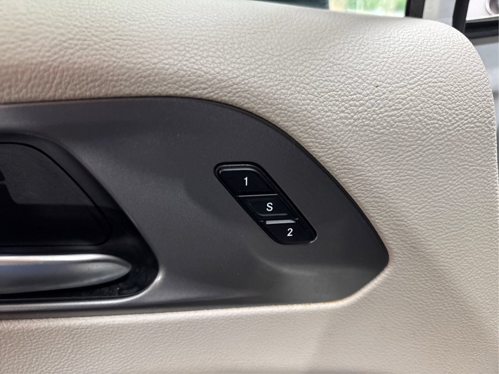 Used 2023 Chrysler Pacifica Touring-L FWD image 21