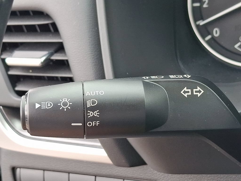 Used 2025 Nissan Rogue SV AWD/4WD image 24