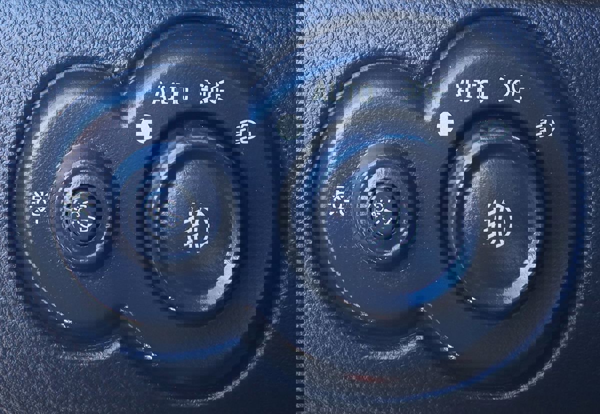 Used 2005 Chevrolet SSR w/ Preferred Equipment Group image 36