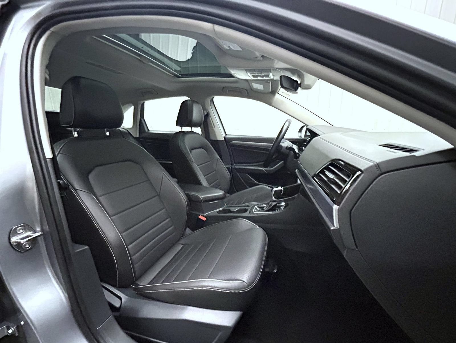 Used 2024 Volkswagen Jetta SE FWD image 15