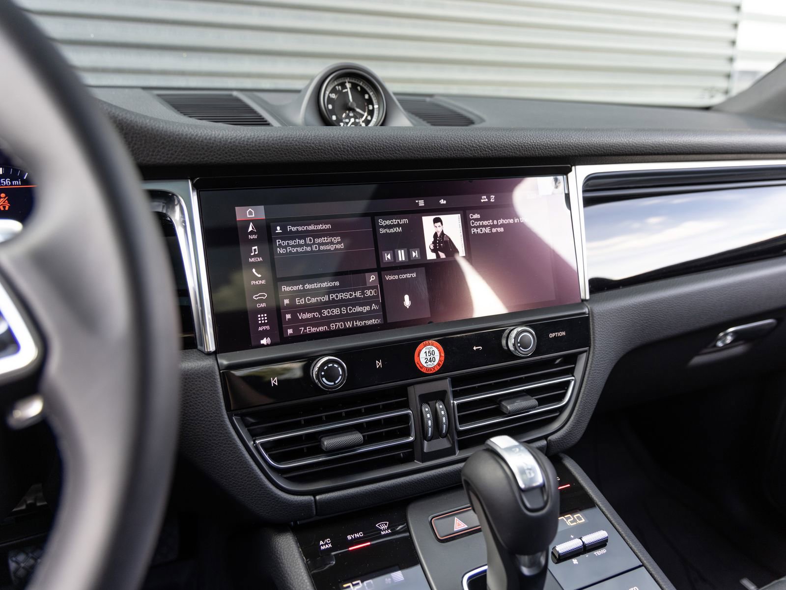 Certified 2025 Porsche Macan image 15