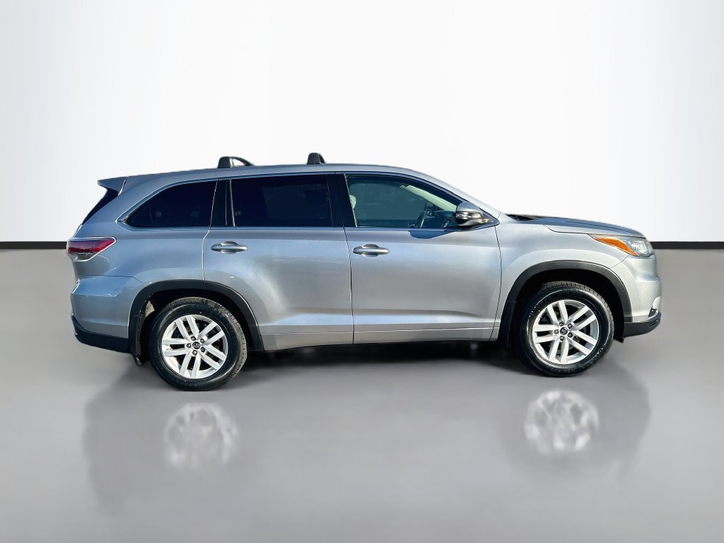Used 2016 Toyota Highlander LE AWD/4WD image 4