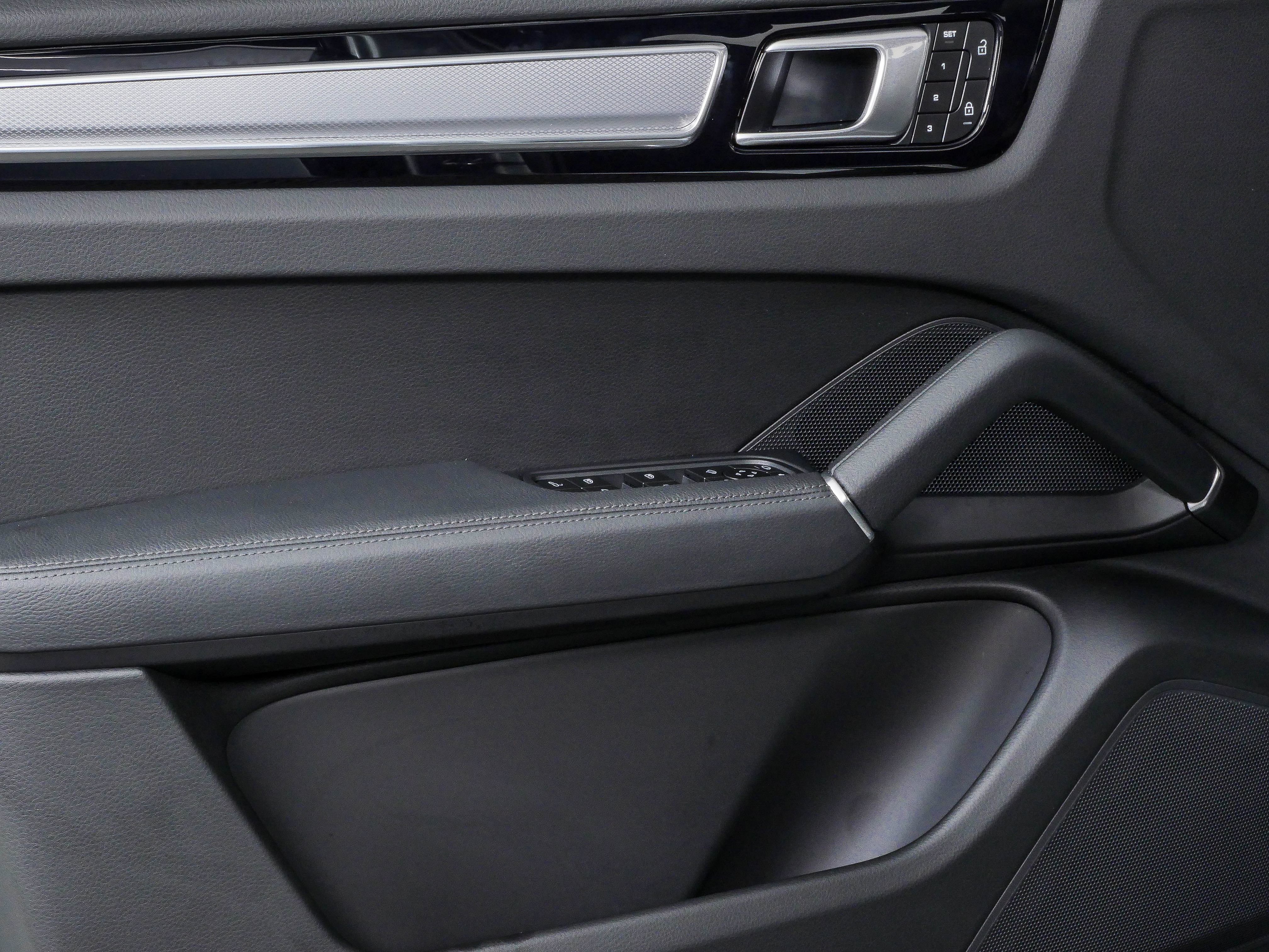 Certified 2023 Porsche Cayenne AWD/4WD image 6