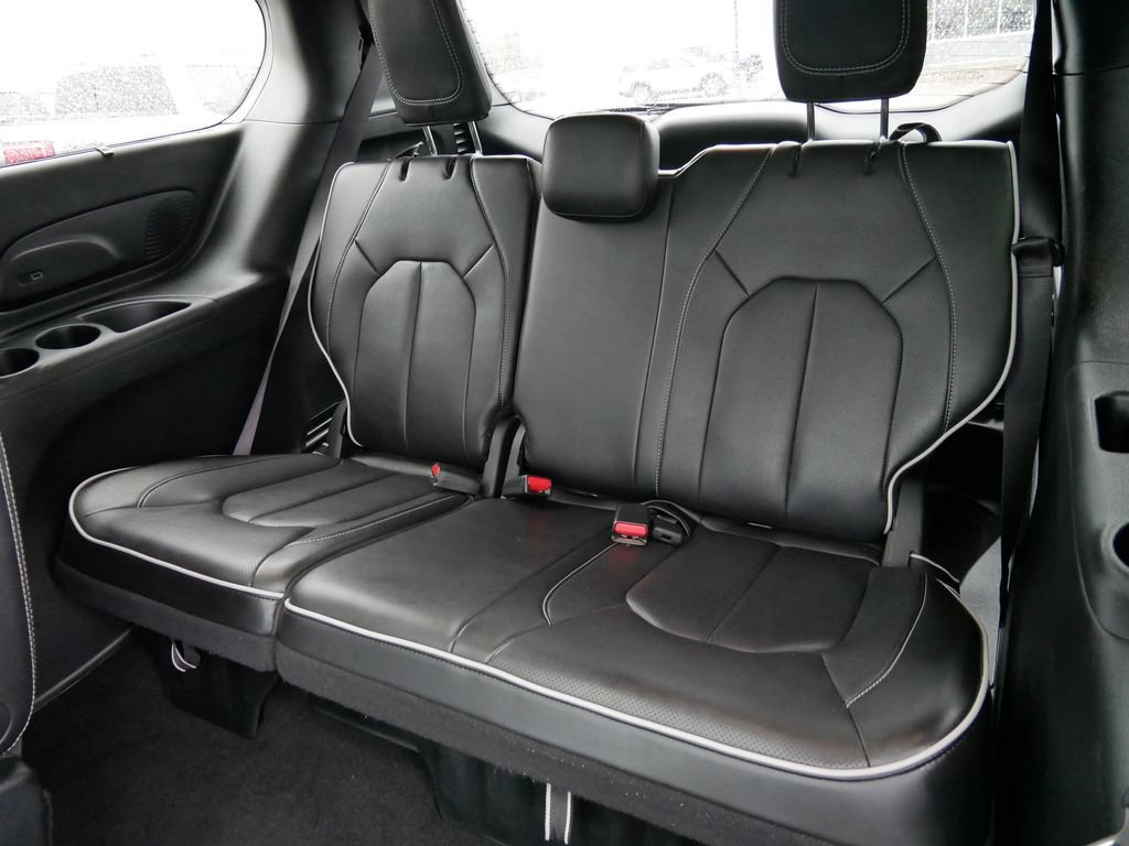 Used 2025 Chrysler Pacifica Limited FWD image 11