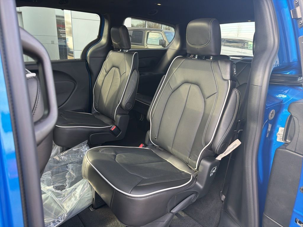 New 2026 Chrysler Pacifica Limited image 13