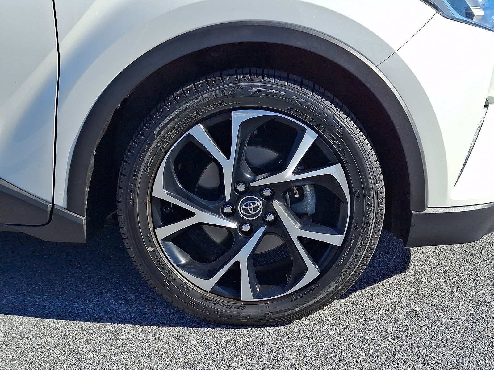 Used 2019 Toyota C-HR XLE FWD image 9