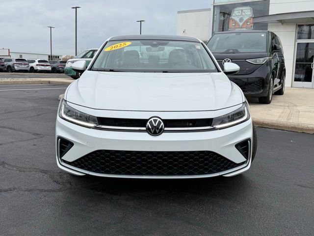 Used 2025 Volkswagen Jetta SE image 2