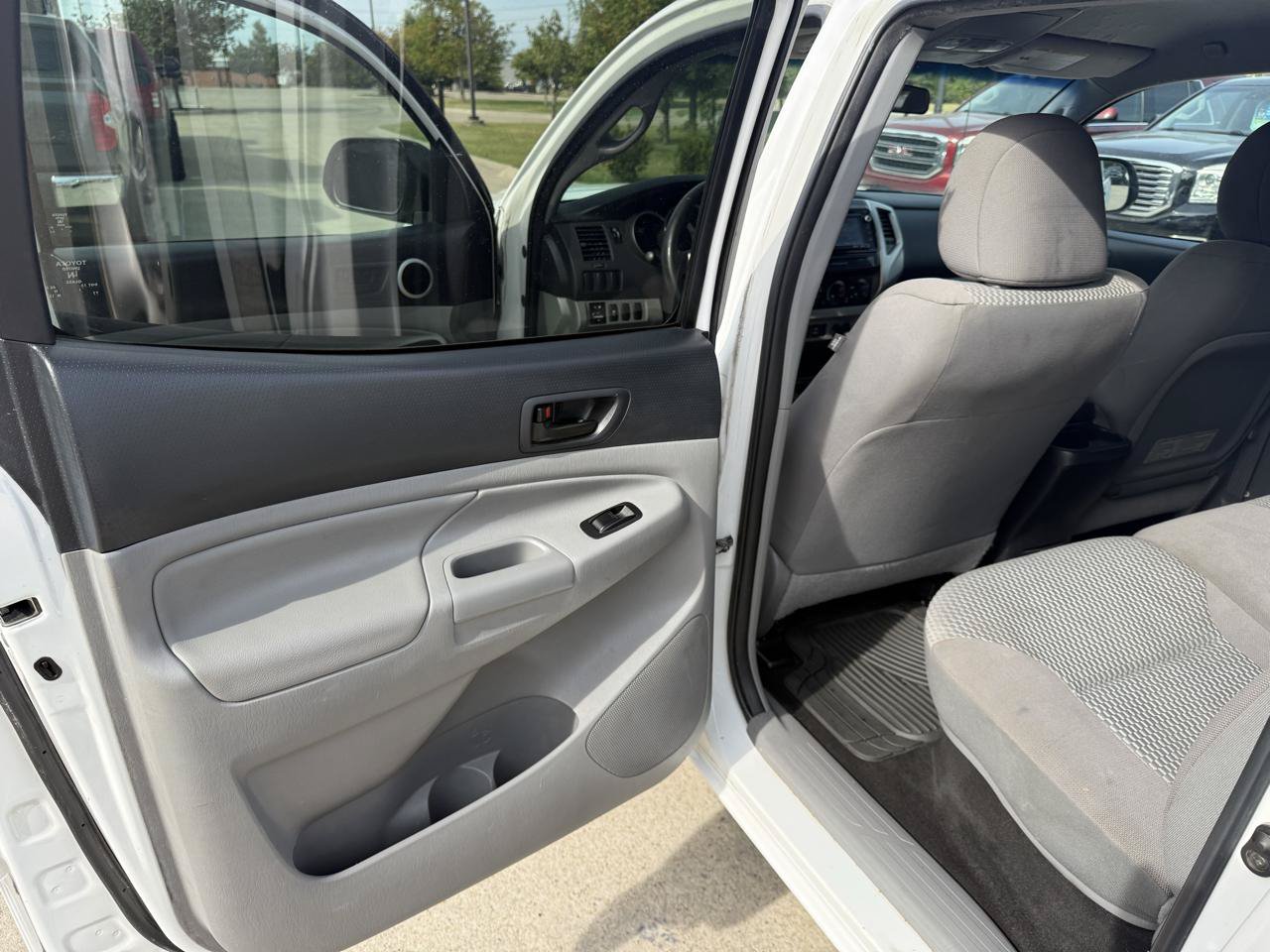 Used 2015 Toyota Tacoma PreRunner w/ SR5 Package RWD image 13