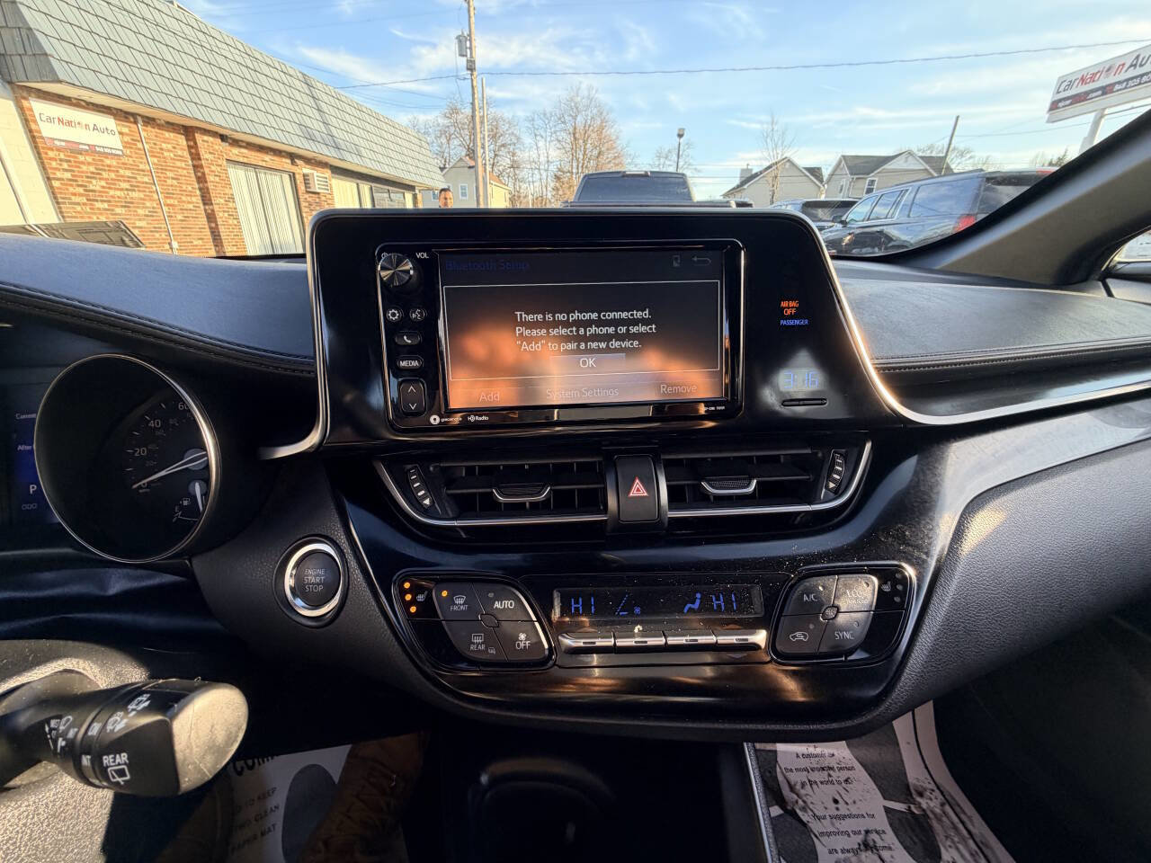 Used 2018 Toyota C-HR XLE 4dr Crossover image 19