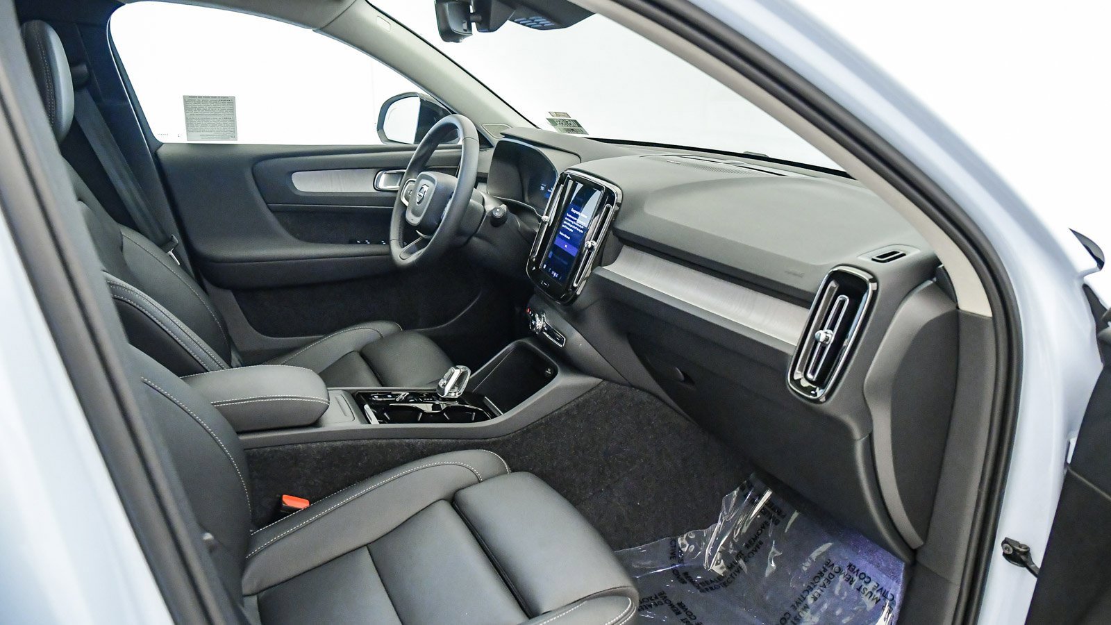 Certified 2025 Volvo XC40 B5 Ultra w/ Climate Package image 15