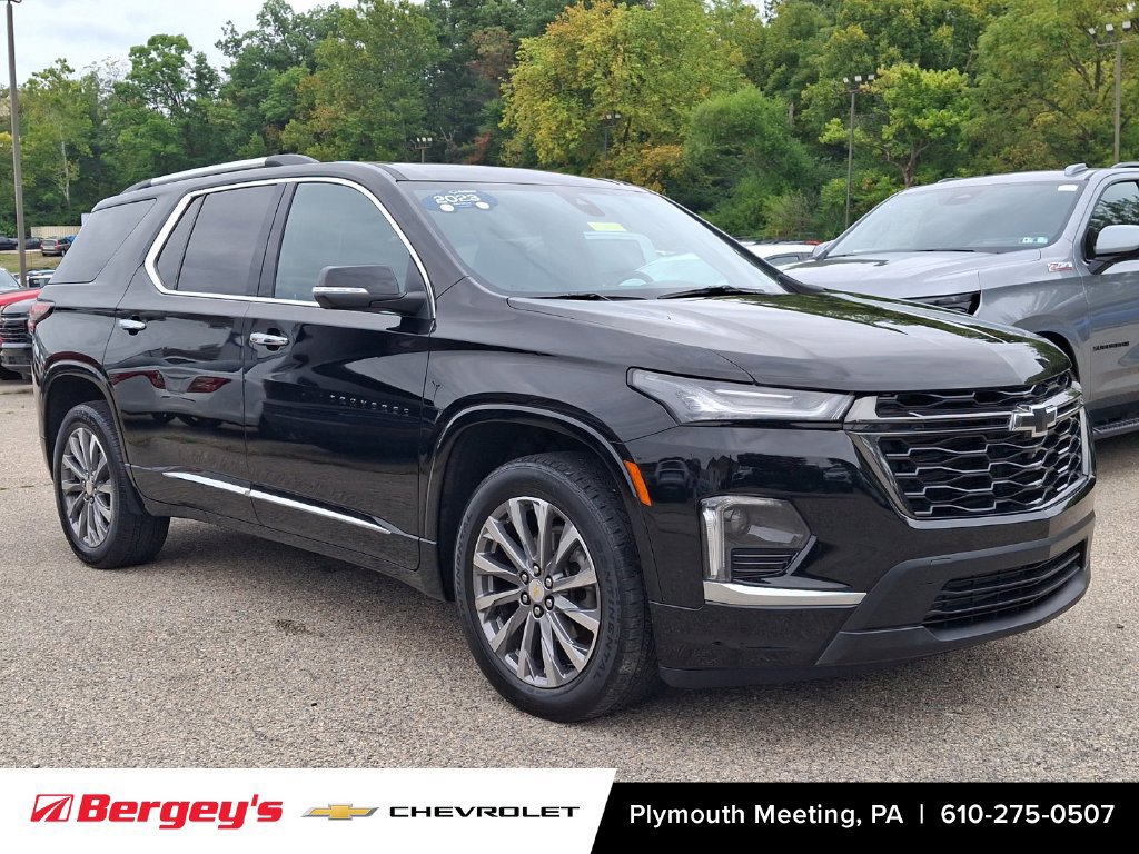 Used 2023 Chevrolet Traverse Premier FWD image 2