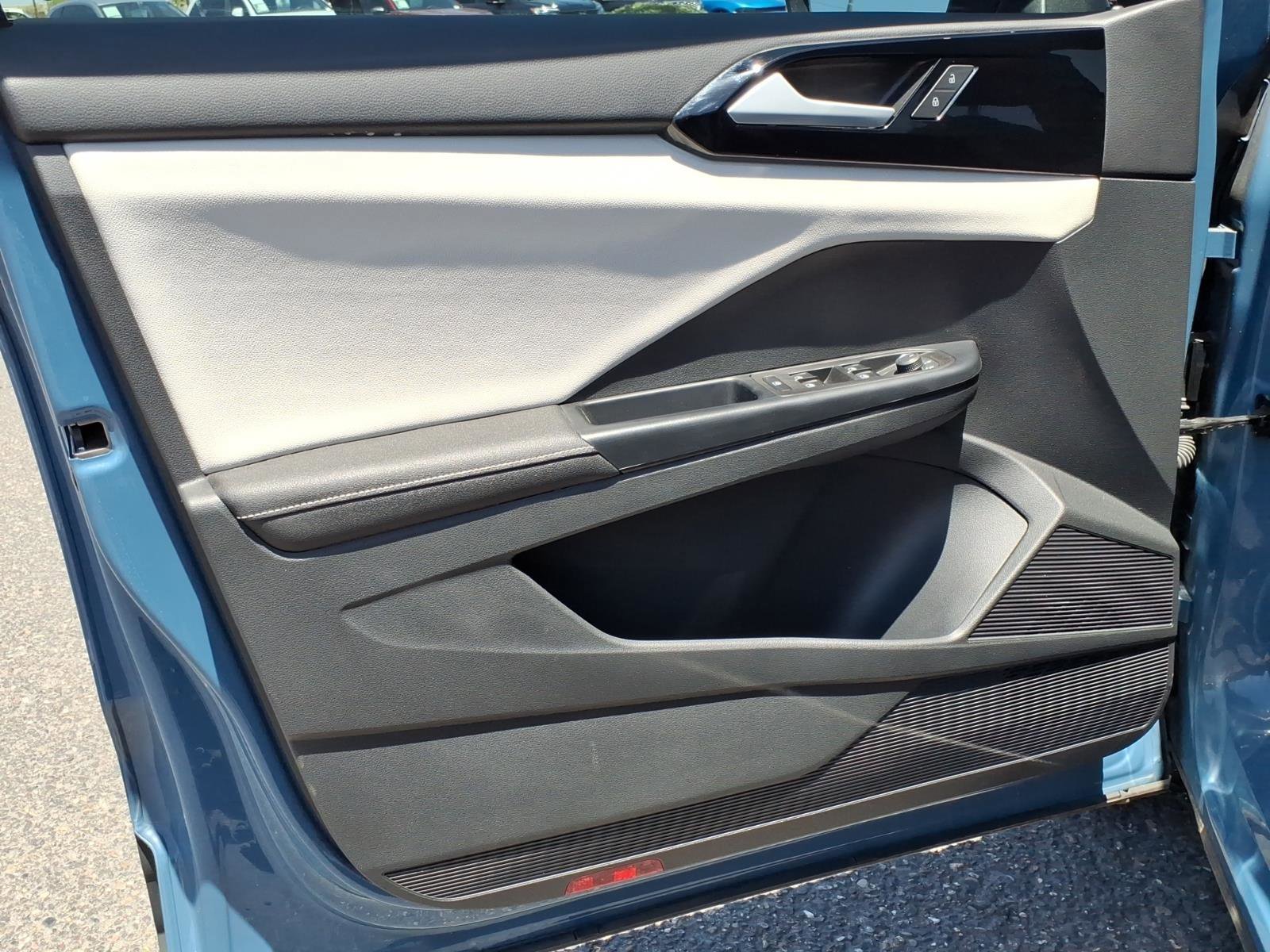 Certified 2025 Volkswagen Taos S FWD image 17