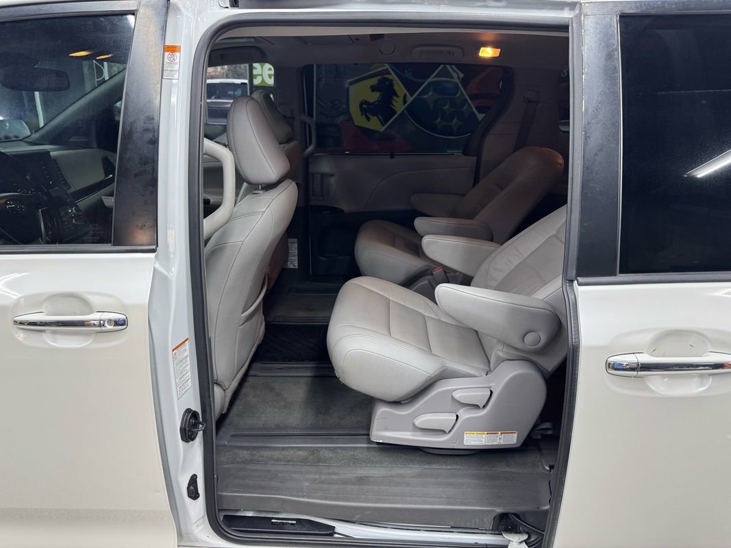 Used 2018 Toyota Sienna XLE Premium AWD/4WD image 12