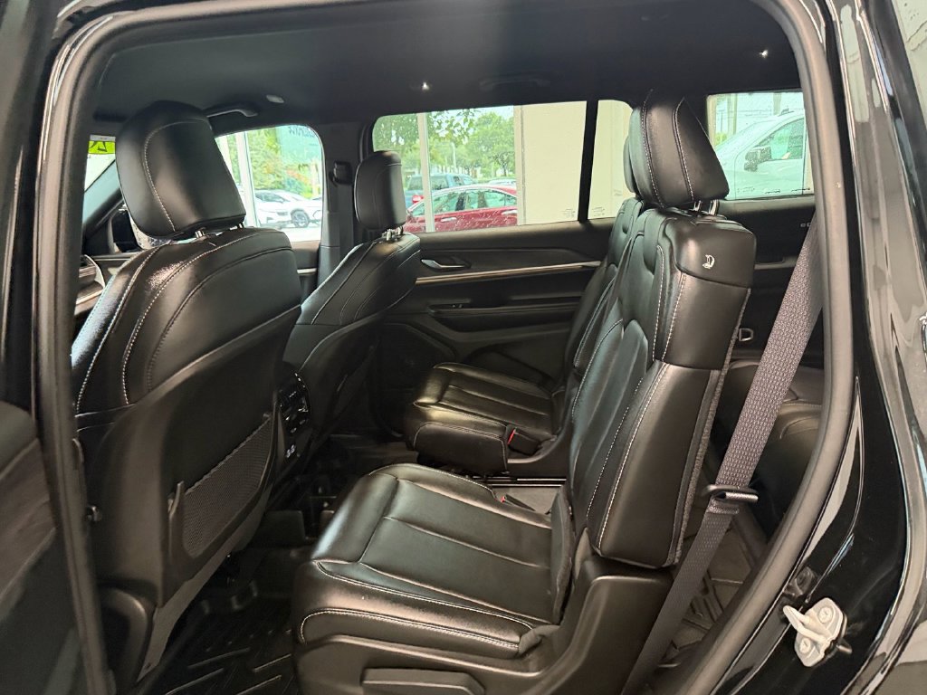 Used 2025 Jeep Grand Cherokee L Limited w/ Black Appearance Package AWD/4WD image 12