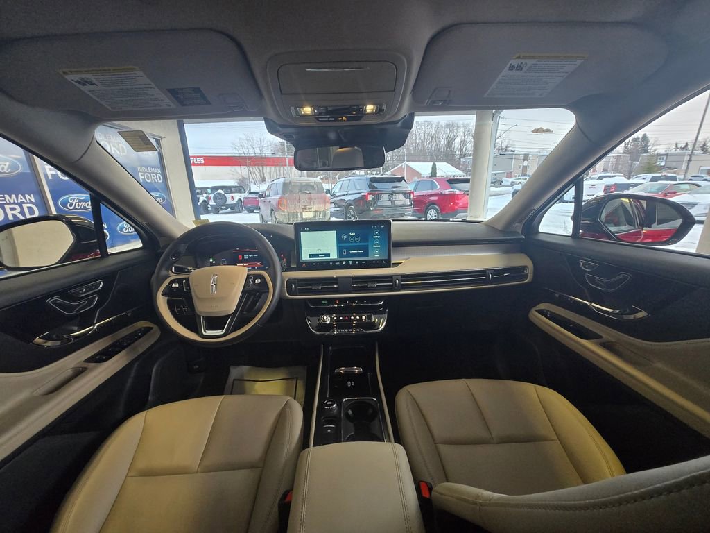 Used 2025 Lincoln Corsair AWD image 24