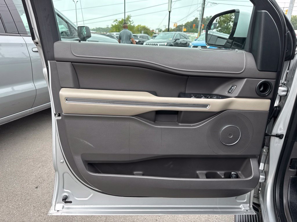 Used 2018 Ford Expedition Max XLT w/ Equipment Group 201A AWD/4WD image 9
