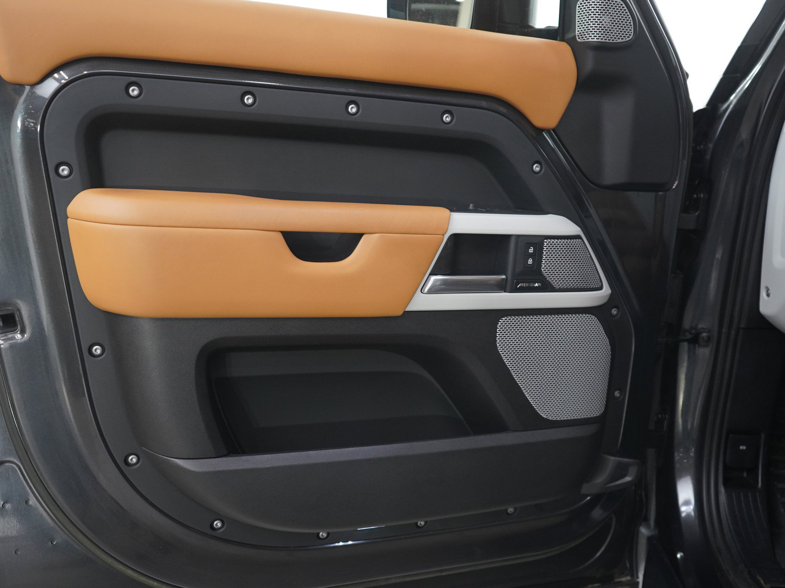 Used 2023 Land Rover Defender 130 First Edition image 20