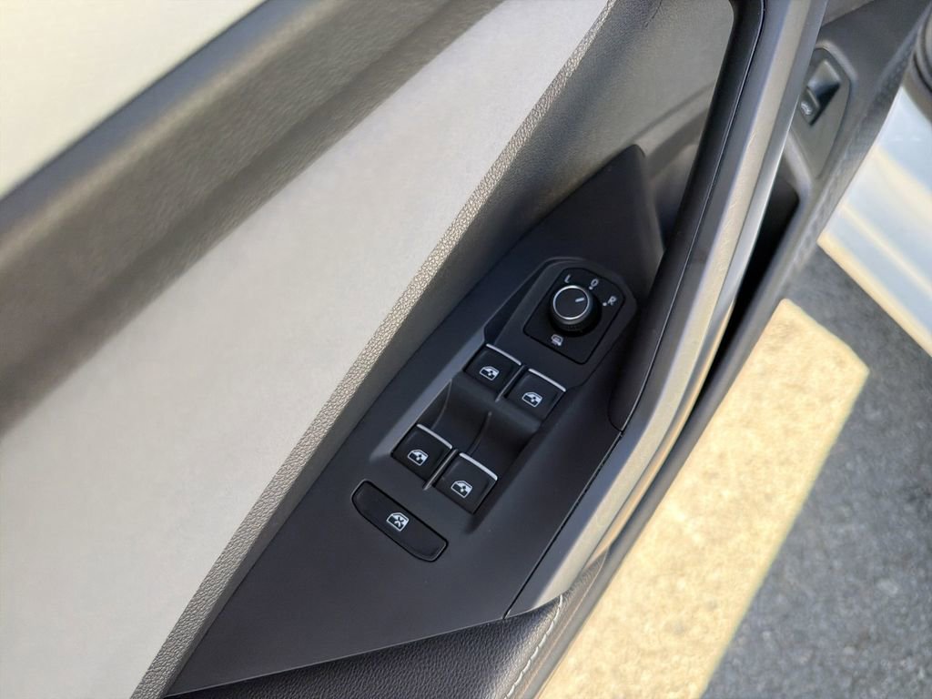 Used 2025 Volkswagen Jetta SE image 23