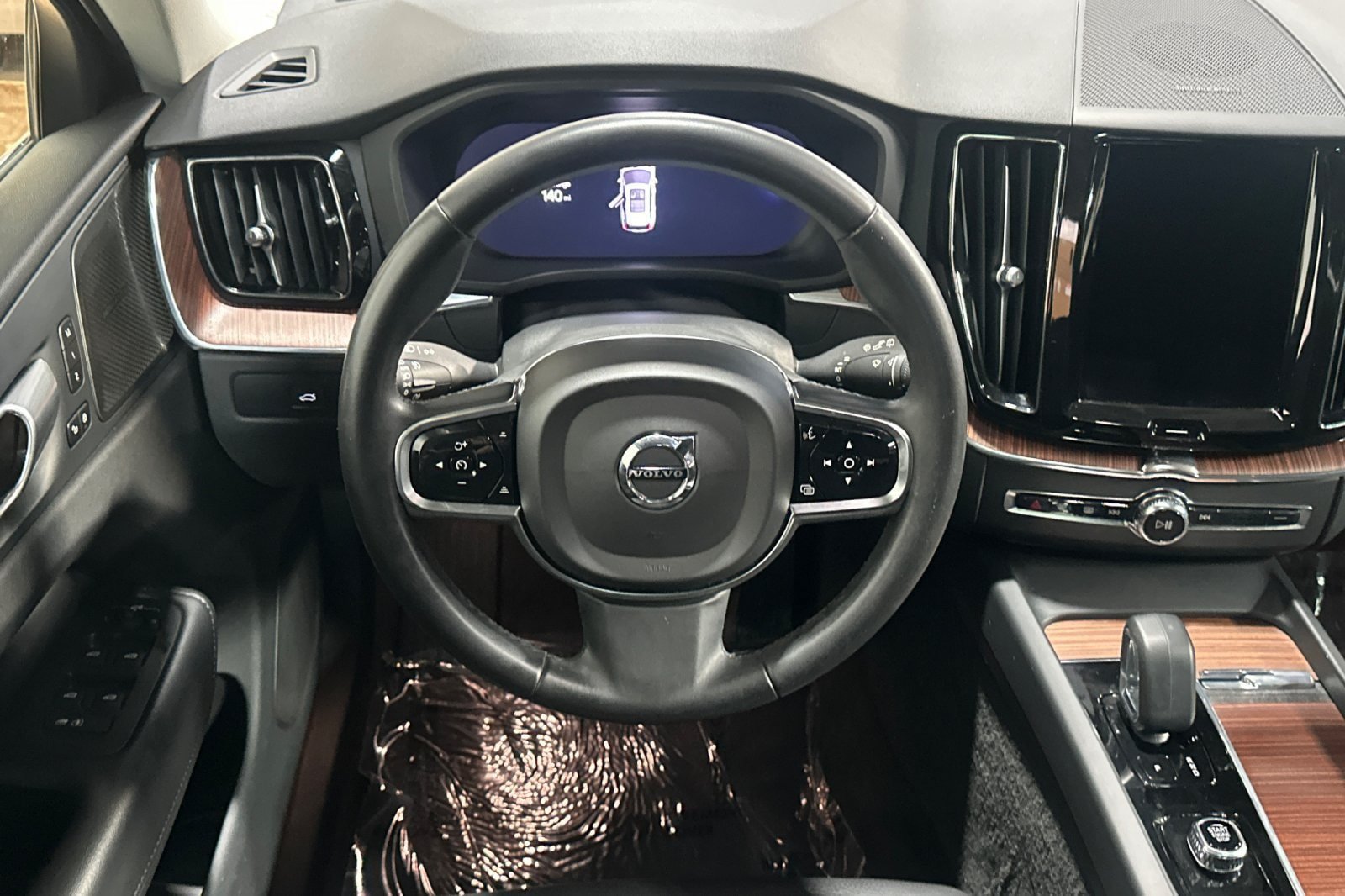 Certified 2024 Volvo XC60 B5 Plus AWD/4WD image 17