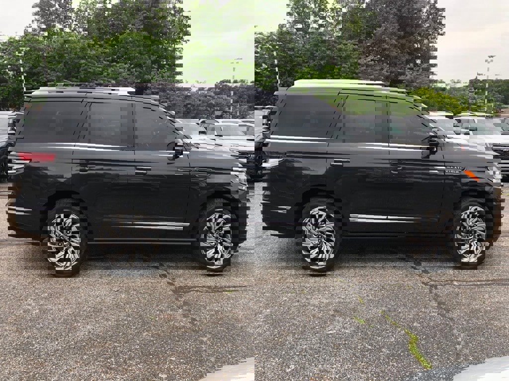 Used 2022 Lincoln Navigator Reserve image 8