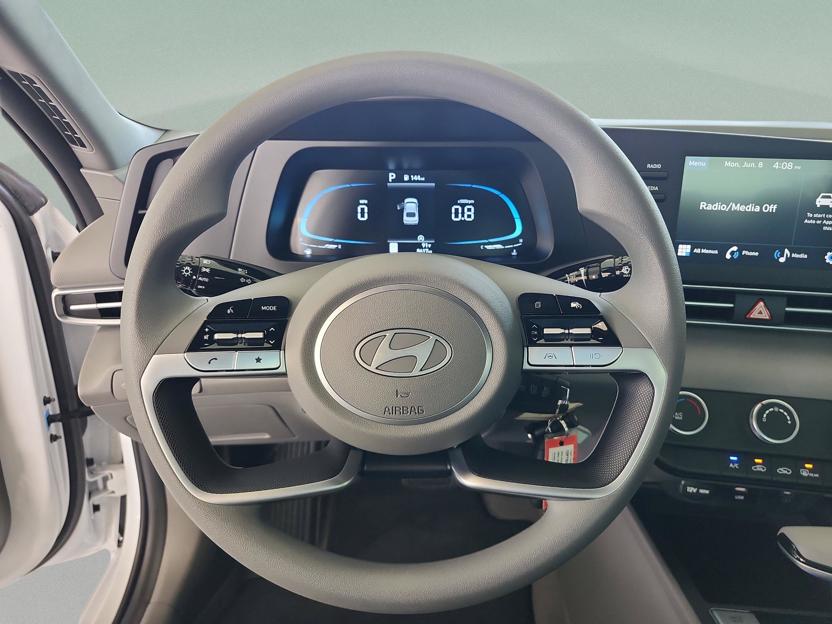 Used 2025 Hyundai Elantra SE FWD image 9