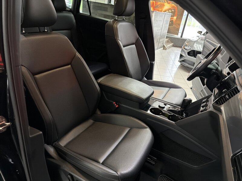 Used 2020 Volkswagen Atlas Cross Sport SEL R-Line AWD/4WD image 27