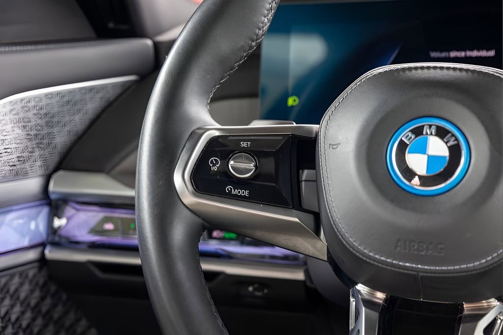 Used 2023 BMW i7 xDrive60 w/ Executive Package 2 AWD/4WD image 27