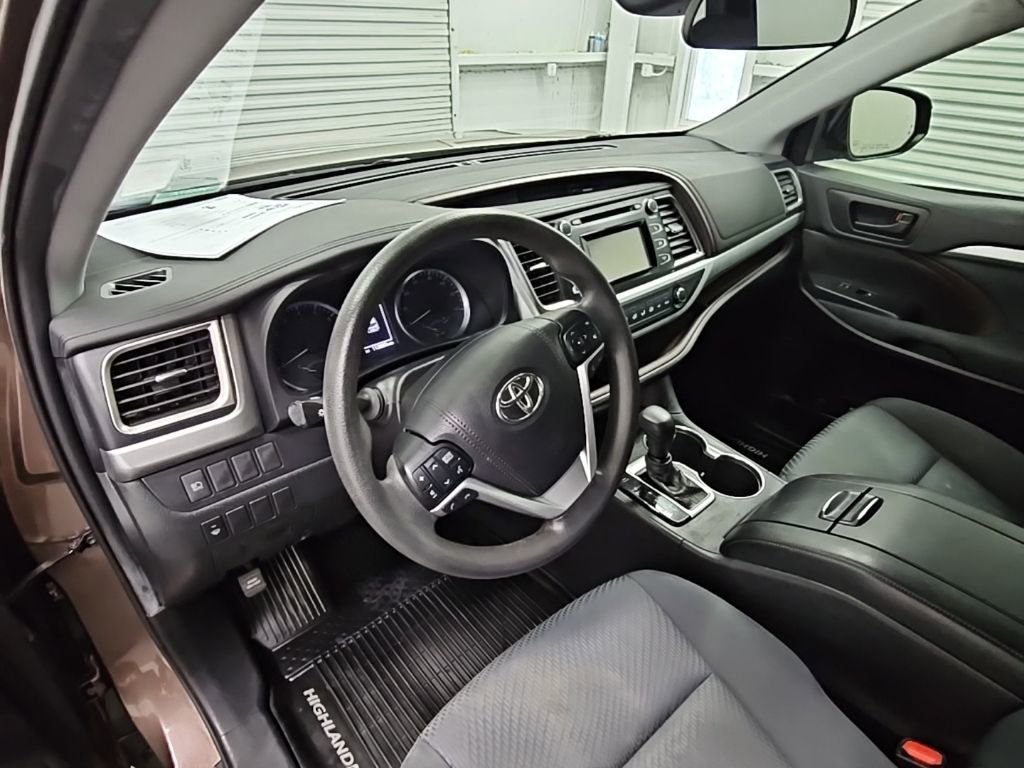 Used 2019 Toyota Highlander LE FWD image 12