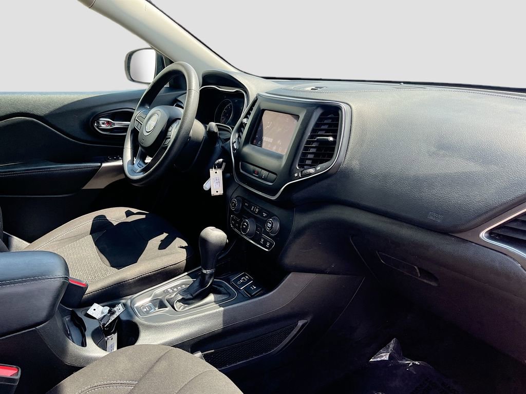 Used 2021 Jeep Cherokee Latitude FWD image 28