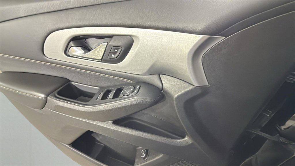 Used 2021 Chevrolet Traverse LT image 24