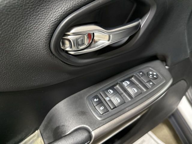 Used 2019 Jeep Cherokee Latitude w/ Popular Appearance Group AWD/4WD image 20