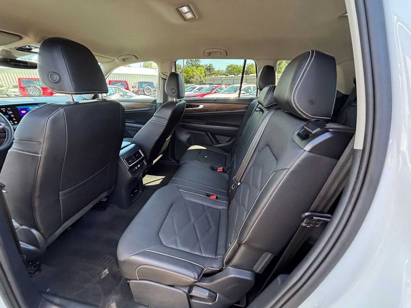 Used 2025 Volkswagen Atlas SE AWD/4WD image 28