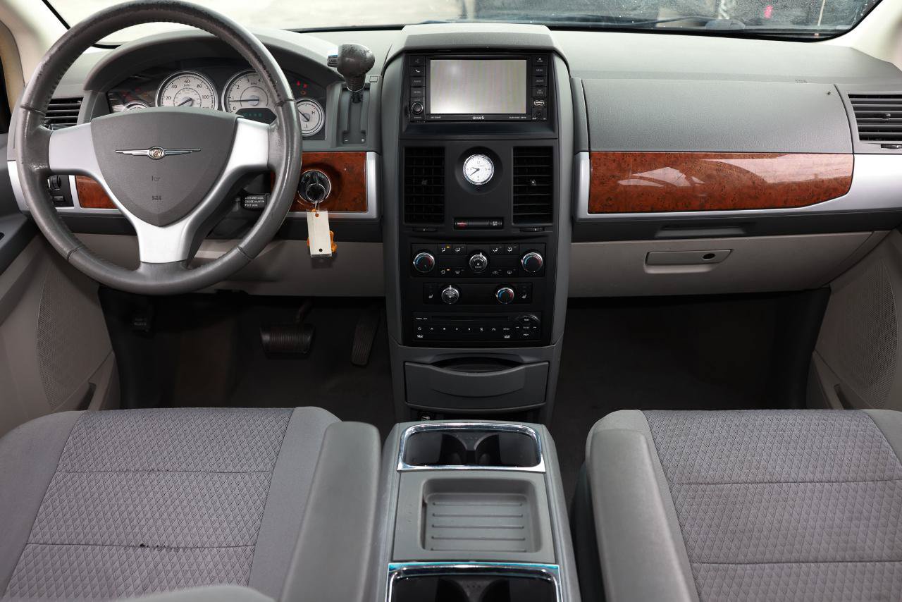 Used 2008 Chrysler Town & Country Touring w/ Entertainment Group #2 FWD image 21
