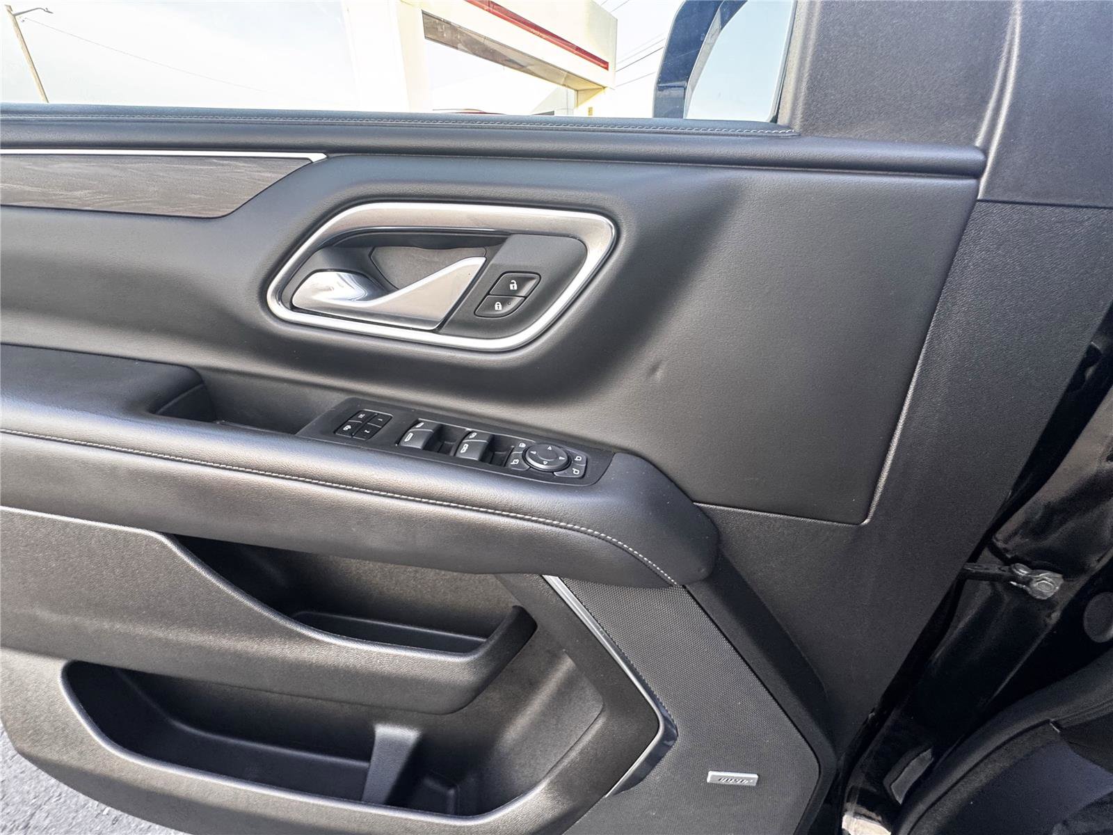 Used 2024 Chevrolet Suburban Z71 w/ Luxury Package AWD/4WD image 15