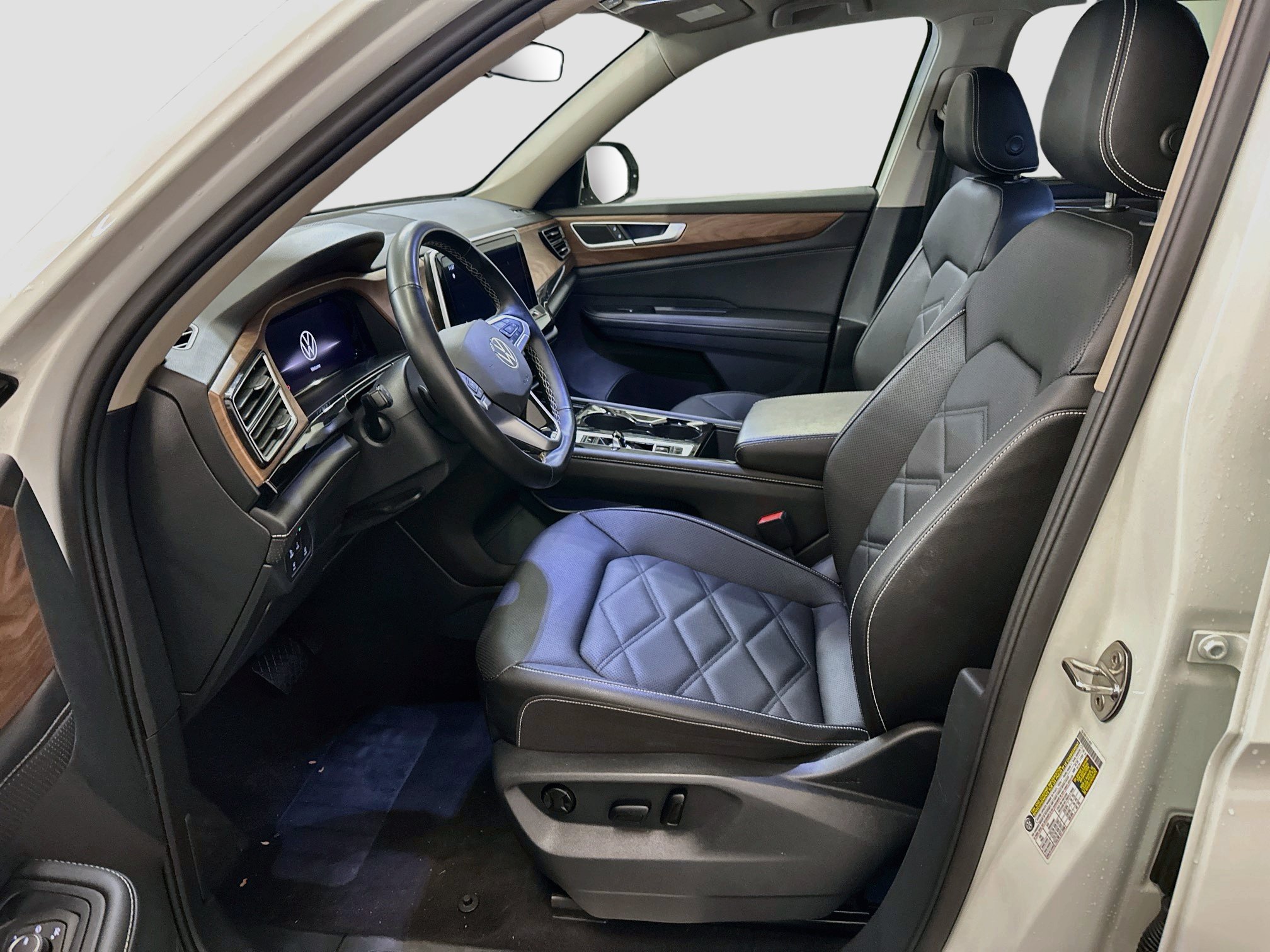Used 2025 Volkswagen Atlas SE AWD/4WD image 13