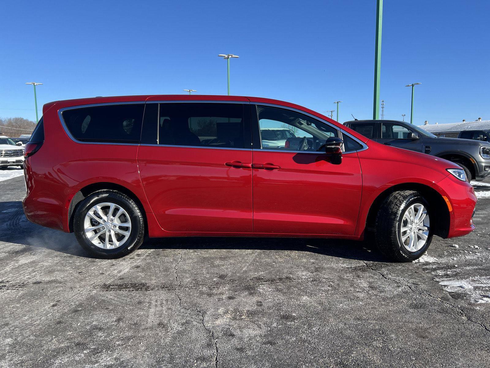 New 2026 Chrysler Pacifica Select image 3