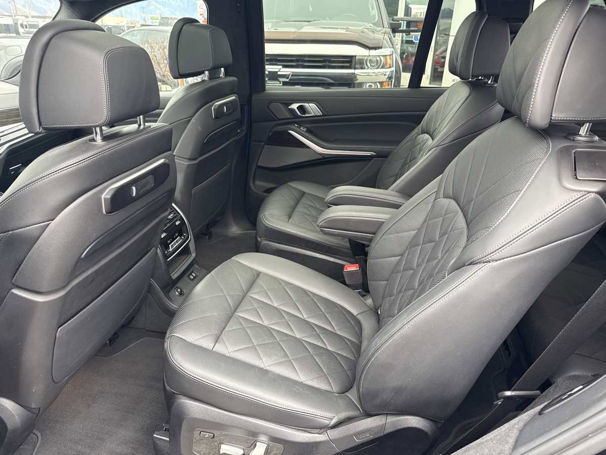 Used 2023 BMW X7 xDrive40i w/ Executive Package image 17