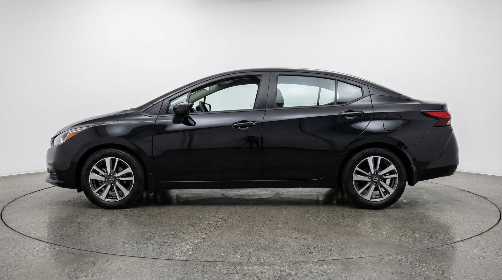Used 2025 Nissan Versa SV image 5