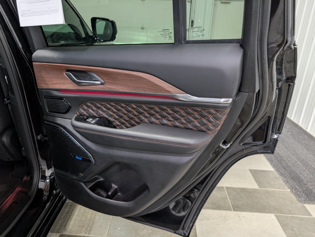 Used 2022 Jeep Grand Cherokee Summit AWD/4WD image 26