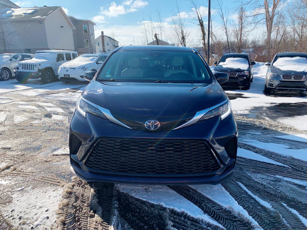 Used 2022 Toyota Sienna XSE image 2